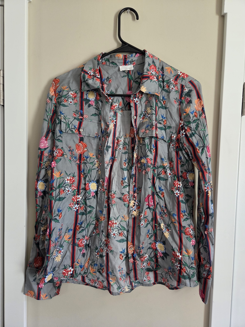 Beautiful Ecru floral print button-front blouse in size XS Silk Blend